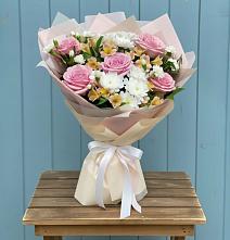 Букет цветов из:  Гвоздики, Орхидеи и Розы в Нижней Омке