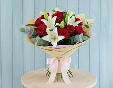 Букет цветов из:  Лилии и Розы в Нижней Омке