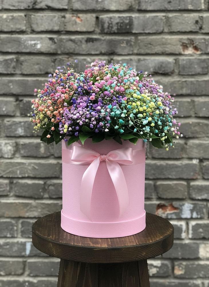 Цветочная композиция из Гипсофила и Розы в шляпной коробке в Нижней Омке