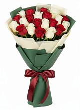 Букет Микс из красных и белых роз в Нижней Омке
