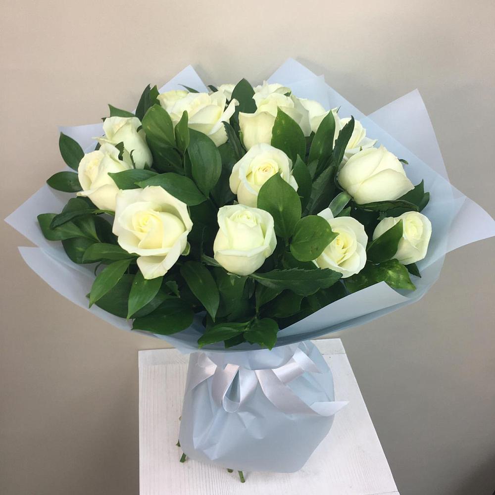 Букет 15 Белых роз Проуд в Нижней Омке