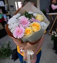 Букет цветов из:  Герберы, Розы и Хризантемы в Нижней Омке