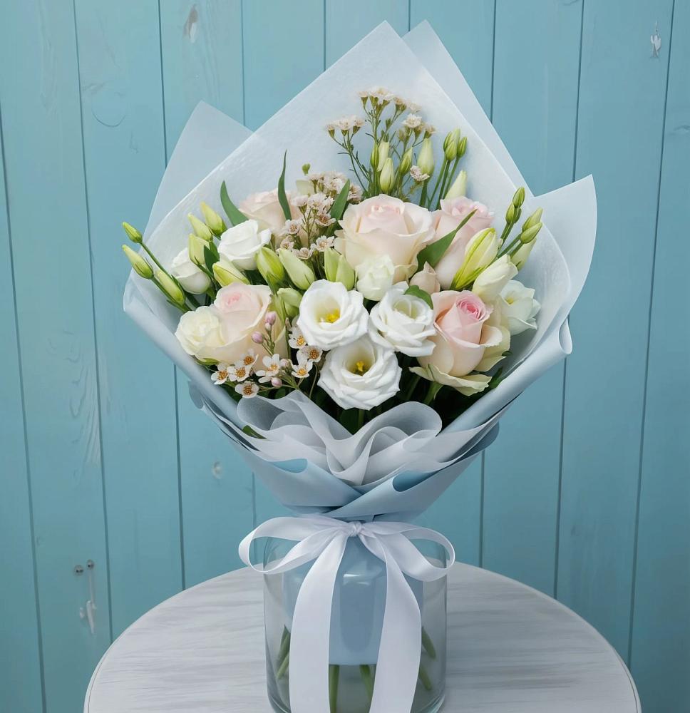 Букет цветов из: Розы и Лизиантусы в Нижней Омке