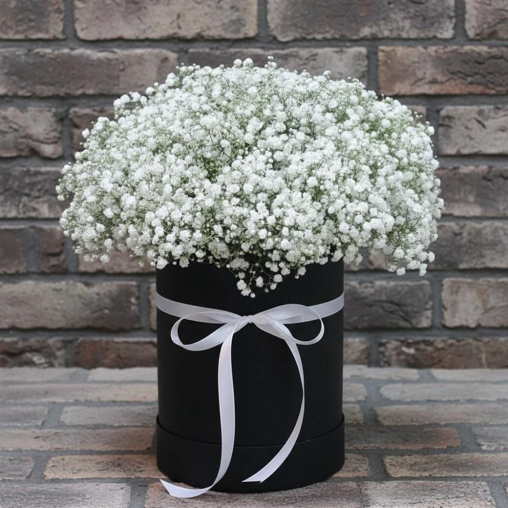 Цветочная композиция из Гипсофила в шляпной коробке в Нижней Омке