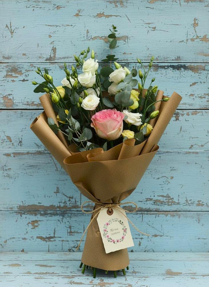 Букет цветов из: Розы и Лизиантусы в Нижней Омке