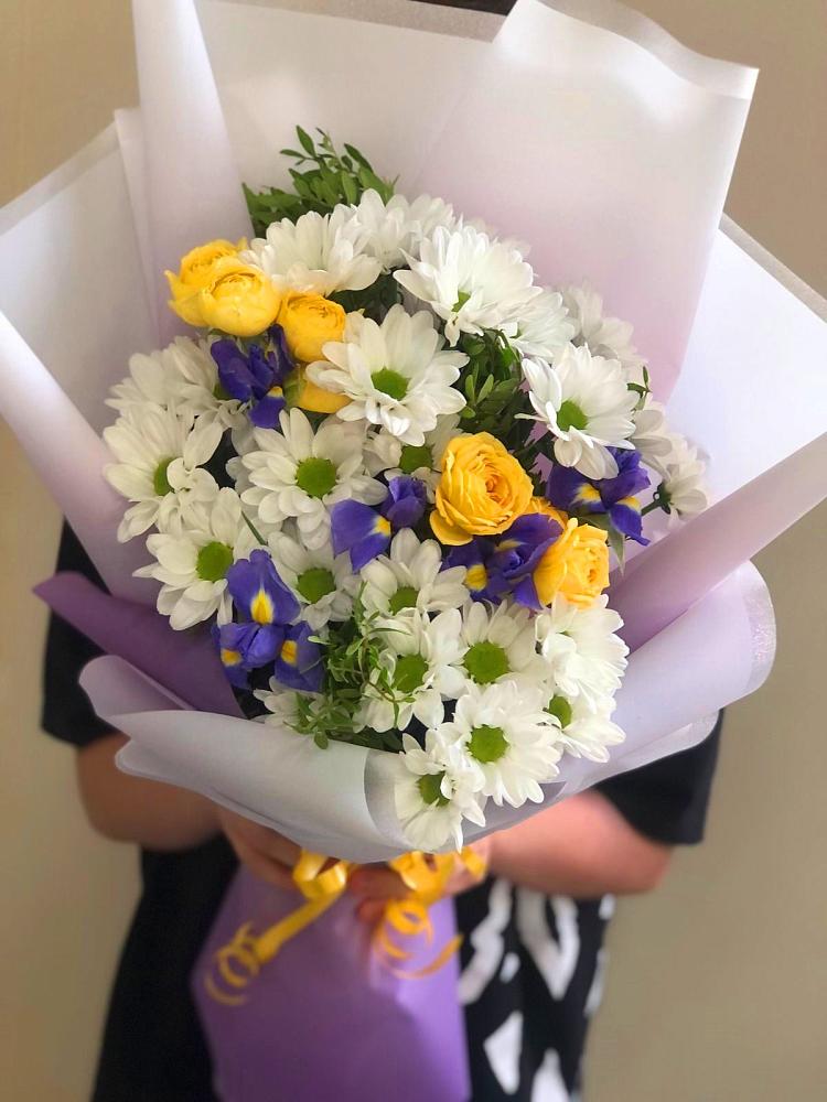 Букет цветов из: Ирисы, Хризантемы и Розы в Нижней Омке