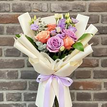 Букет цветов из:  Лизиантусы и Розы в Нижней Омке