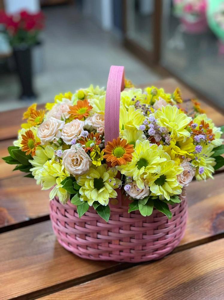 Цветочная композиция из Хризантемы и Розы в корзине в Нижней Омке