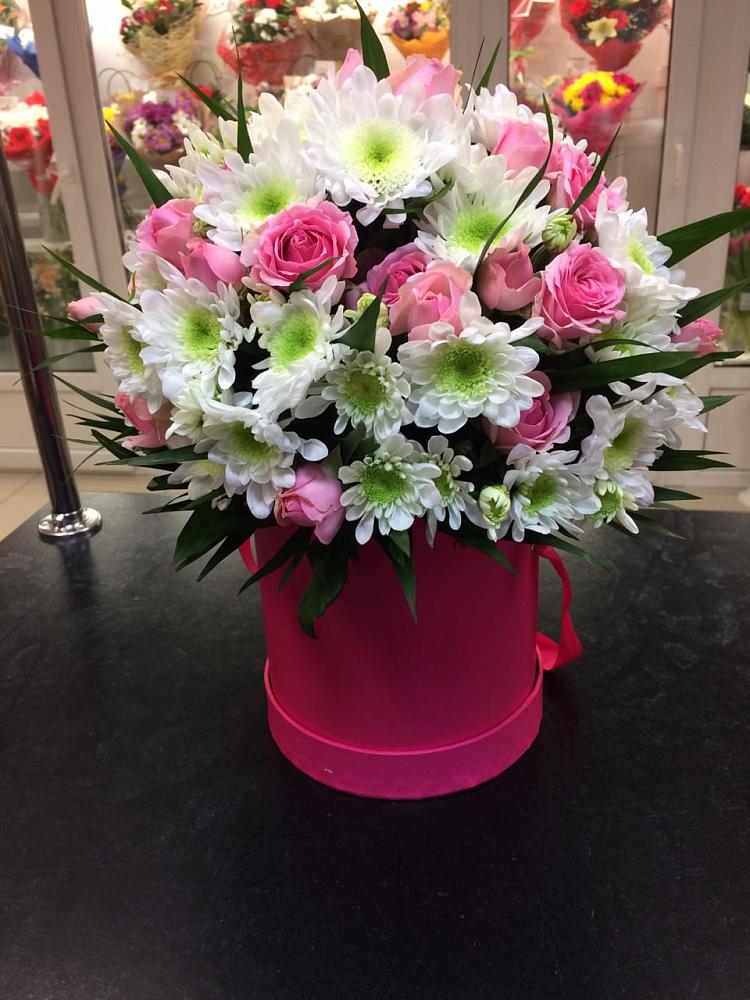 Цветочная композиция из Розы и Хризантемы в шляпной коробке в Нижней Омке