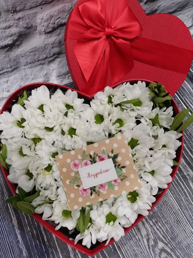 Цветочная композиция из Хризантемы в виде сердца в Нижней Омке