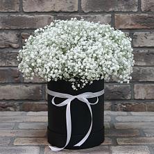 Цветочная композиция из Гипсофила в шляпной коробке в Нижней Омке
