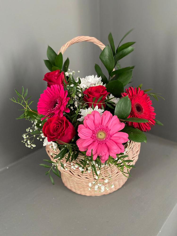 Цветочная композиция из Розы, Хризантемы и Герберы в корзине в Нижней Омке
