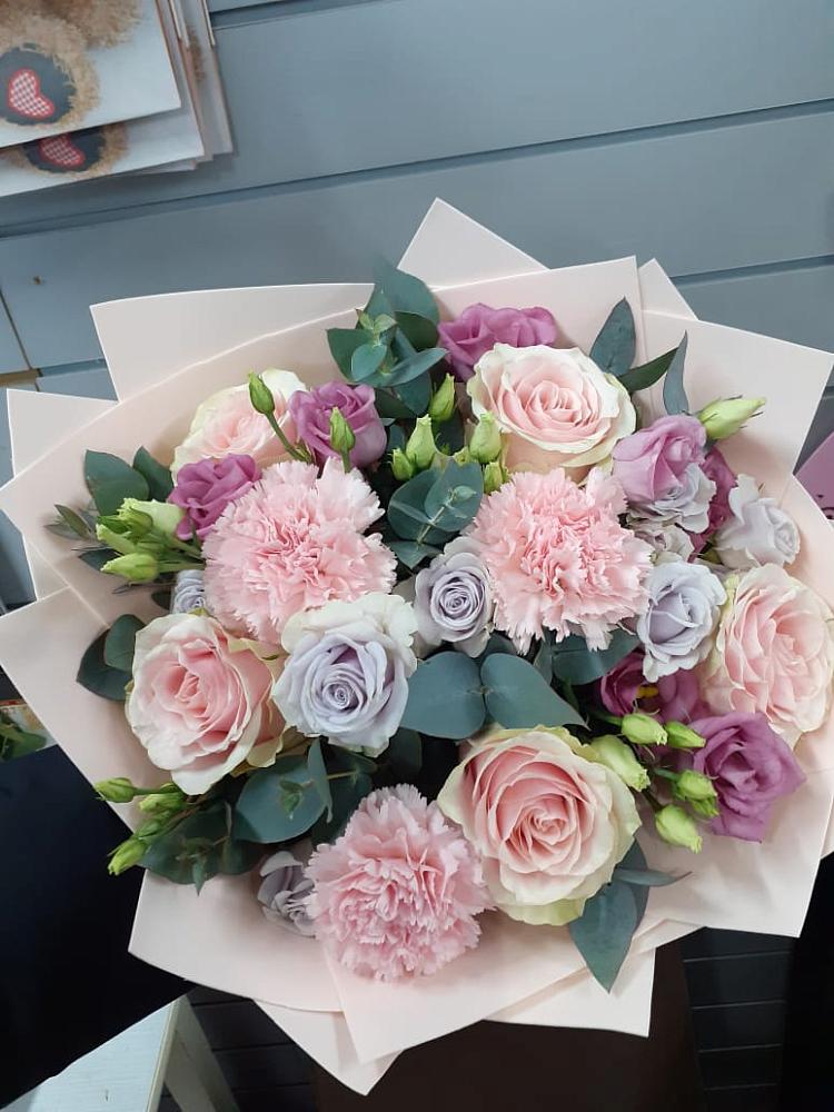 Букет цветов из: Розы, Гвоздики и Лизиантусы в Нижней Омке