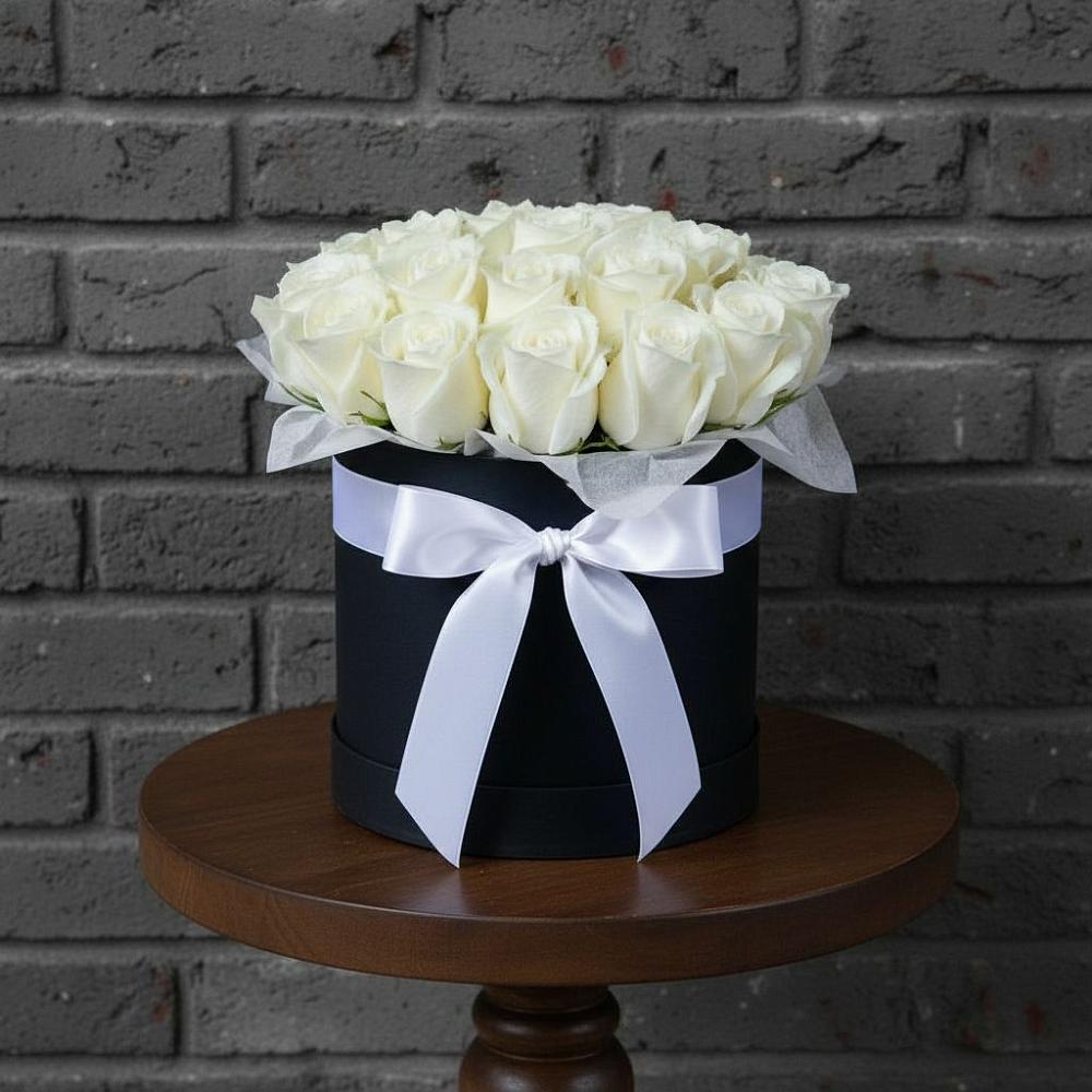 Цветочная композиция из Розы в шляпной коробке в Нижней Омке