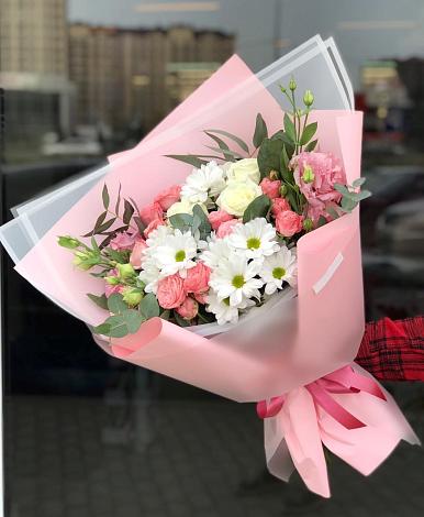 Букет цветов из: Розы, Лизиантусы и Хризантемы в Нижней Омке