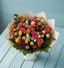 Букет Микс из разноцветных кустовых роз в Нижней Омке
