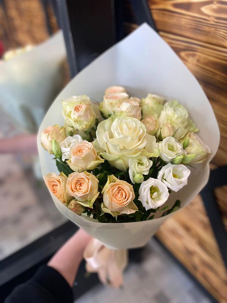 Букет цветов из: Розы и Лизиантусы в Нижней Омке