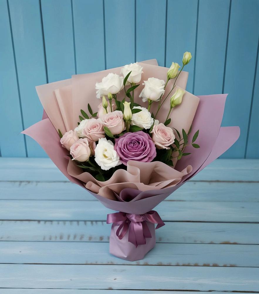 Букет цветов из: Розы и Лизиантусы в Нижней Омке